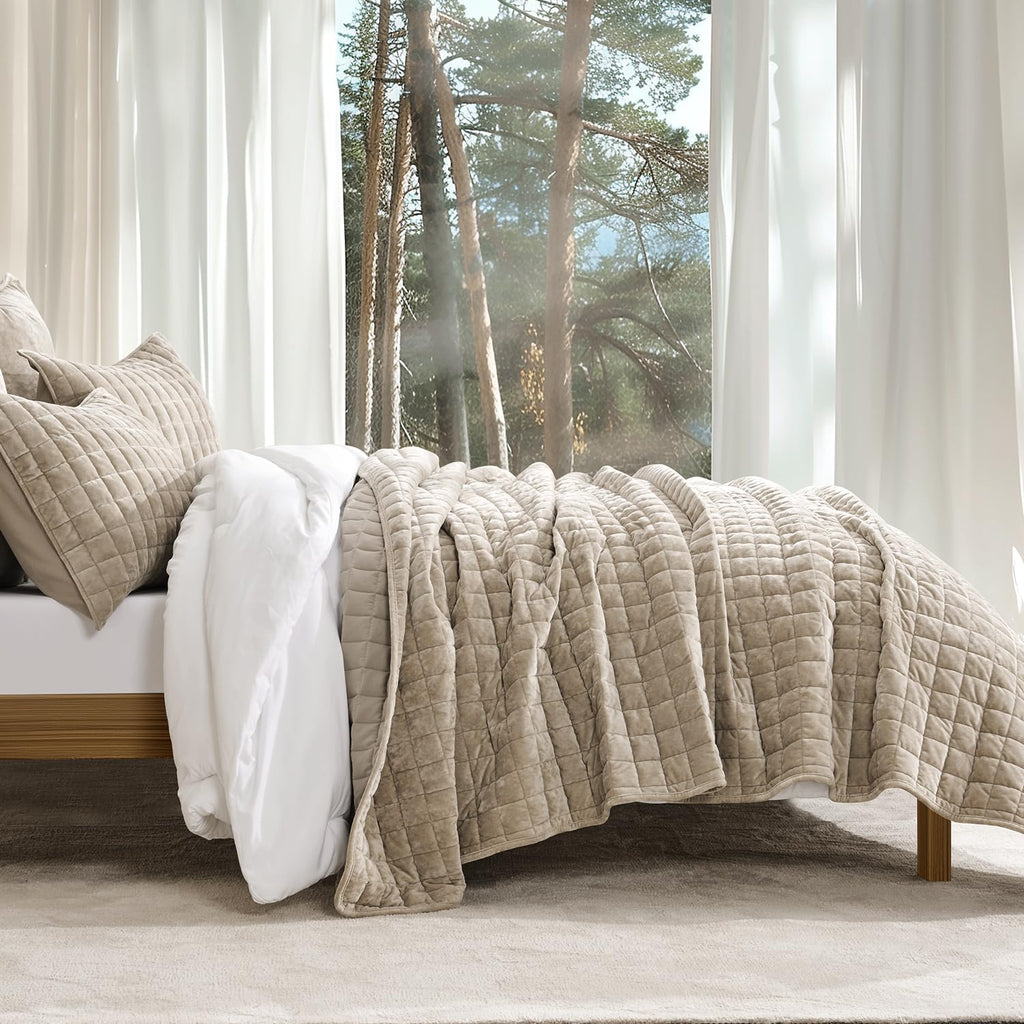 RECYCO Luxury Velvet Quilt Set King Size Bedding Sets, Ultra Soft Velvet Comforter Set, Lightweight Channel Box Stitch Oversized Bedspread Coverlet for All Season, with 2 Shams, Urban Taupe